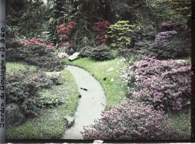 Image représentant Chemin du " sanctuaire japonais " bordé d'érables et d'azalées, à la sortie du " village japonais "