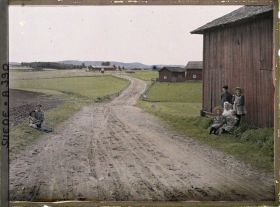 Image représentant Femmes et enfants sur le bord d'une route