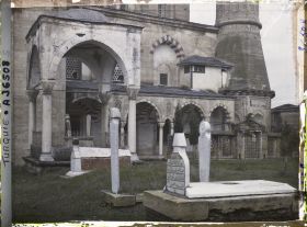 Image représentant Selimiye Camii (Grande Mosquée). Tombeau d'un éminent personnage et tombes dans la cour est (cimetière)