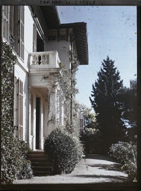 Image représentant Allée longeant la façade de la villa Miramar vue en direction de l'Est