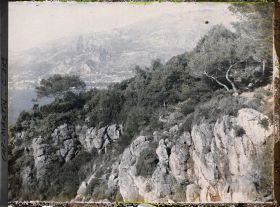 Image représentant Rochers en contrebas du jardin avec la baie de Rochebrune à l'arrière-plan