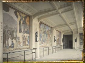 Image représentant L'Exposition des arts décoratifs, la Cour des métiers, sur l'esplanade des Invalides