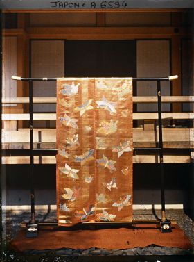 Image représentant Etoffe de théâtre Nô présentée sur un iko