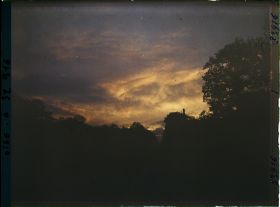 Image représentant France, Forêt de Compiègne, Carrefour de l'Armistice, Rethondes, Coucher de Soleil en forêt