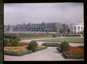 Image représentant Le Normandy-Hôtel vu des jardins du Casino