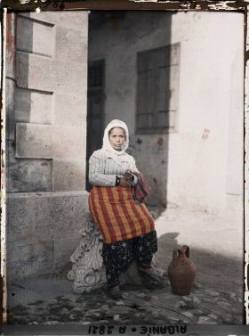 Image représentant Une femme à la cruche et à la cigarette devant un chapiteau (tzigane mahométane)
