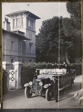 Image représentant Des ecclésiastiques invités par Albert Kahn dans un autobus découvert, sans doute en route pour une promenade