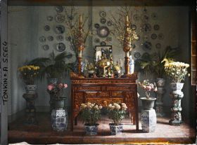 Image représentant L'autel des ancêtres chez le Tông-dôc (gouverneur) de la province, à l'époque de la fête du Têt