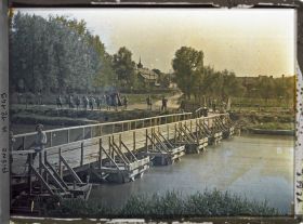 Image représentant Pont de tonneaux sur l'Aisne avec soldats du génie