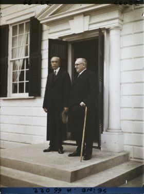 Image représentant L'Exposition Coloniale Internationale de 1931, Paul Claudel, ambassadeur de France aux États-Unis, sur le perron de la maison de Georges Washington ou maison du Mount Vernon