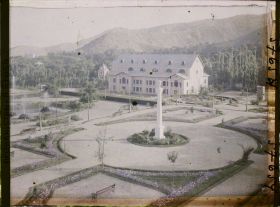 Image représentant Dans le Jardin public (Bâgh-e omumi), vue sur le jardin depuis la terrasse de la maison de thé
