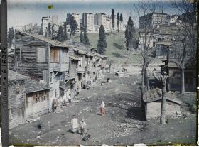 Image représentant Maisons de bois du quartier de Kasimpasa et immeubles récents de pierre du quartier de Sishane près du quartier de Galata