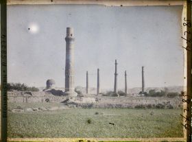 Image représentant L'ensemble de Gawhar-Châd : le dôme du mausolée, un minaret de la Musalla, un minaret de l'entrée de la Madrassa, et les minarets de la Madrasa Ni'Matiye