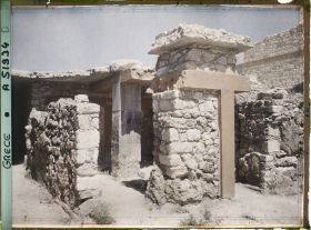 Image représentant Dans l'aile occidentale du palais, vestiges du sanctuaire, dont une crypte à piliers quadrangulaires