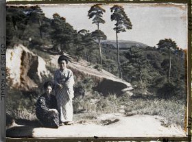 Image représentant Deux jeunes femmes sur une hauteur dominant la plaine d'Asama