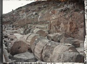 Image représentant Sanctuaire d'Apollon. Colonnes couchées du temple d'Apollon