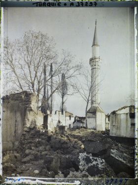 Image représentant Minaret épargné et ruines d'une mosquée