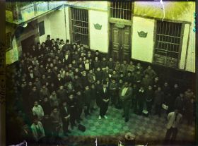 Image représentant Ecoliers dans la cour d'un établissement scolaire musulman