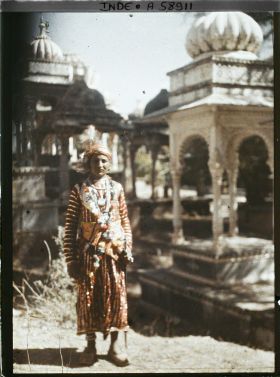 Image représentant Rajpoute en costume de marié devant les chatris de la nécropole des Maharanas du Mewar