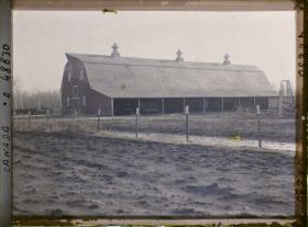 Image représentant Canada, St François Xavier, Une ferme: Remise pour les machines