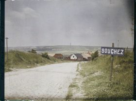 Image représentant France, Souchez, Entrée de Souchez, dans le fond, éperon de N.D. de Lorette
