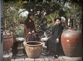 Image représentant Deux jeunes filles de famille aisée assises dans un jardin, devant un " paradis bouddhique "