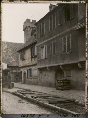 Image représentant France, Obernai, Vieilles Maisons : au fond, rue tour des Anciennes fortifons à ouverture ogivale
