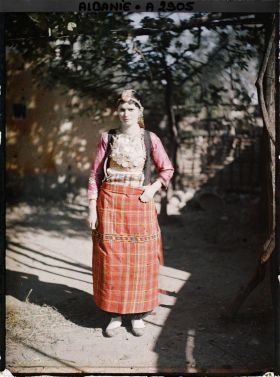 Image représentant Une albanaise catholique de la ville