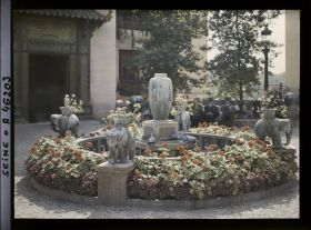 Image représentant L'exposition des arts décoratifs, massif devant le pavillon de l'art colonial