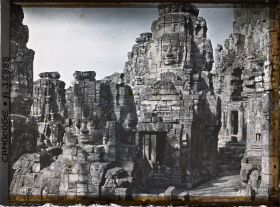 Image représentant Quelques-unes des nombreuses tours à quatre visages, sur la terrasse supérieure du Bayon