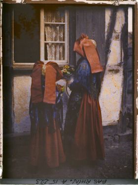Image représentant Une jeune fille, Emilie Speisser et une fillette, Sophie Thier, vues de dos