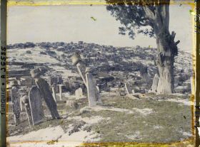 Image représentant Le cimetière d'Eyüp sous la neige avec la colline et ses habitations à l'arrière plan