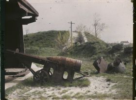 Image représentant Belgique, Ostende, Batterie Deutschland, Obus prêt à être introduit dans la pièce et, à droite, morceau de culasse projeté par l'éclatement