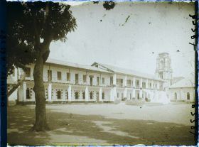 Image représentant La mission catholique (l'école, les habitations des pères et l'église)