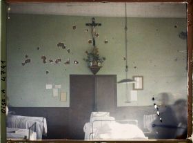 Image représentant Le mur d'une salle de l'hôpital avec les balles entourant la petite vierge