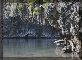 Image représentant Un sampan accosté à l'entrée du Cirque de la Surprise