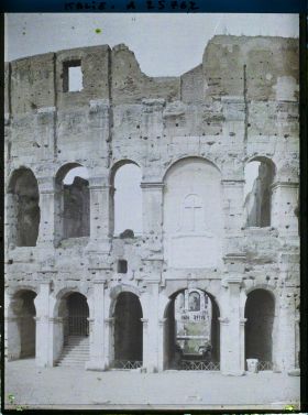 Image représentant Colisée et plaque pape Benoît XIV