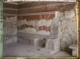 Image représentant Dans l'aile orientale du Palais, la salle du trône (siège d'albâtre et mûr orné d'un griffon)