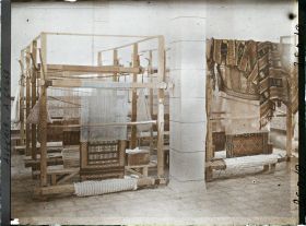 Image représentant Fabrique de tapis à l'ouvroir des Sœurs Blanches