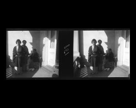 Image représentant Dames japonaises (membres de la famille Motono?)