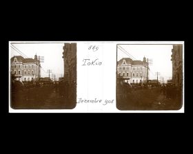 Image représentant Le bâtiment de la Mitsui Bank (à gauche) dans le quartier de Nihonbashi et le grand magasin Mitsukoshi