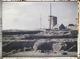 Image représentant Le village de Saint-Pierre à la pointe de Penmarch, le sémaphore aux murs blancs, la vieille tour et l'église