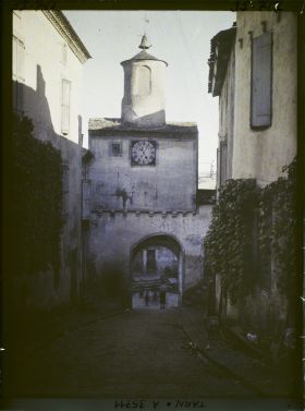 Image représentant La porte de l'Horloge depuis la Grand rue de la Barbacane