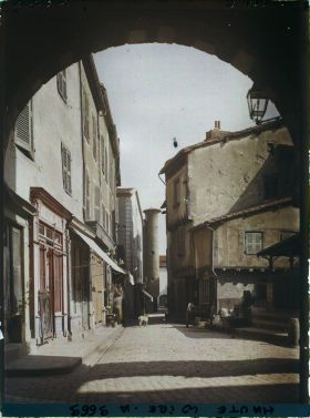 Image représentant La rue Savaron prise depuis le porche sud de la basilique Saint-Julien