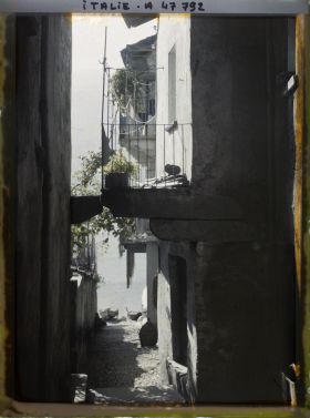 Image représentant Une ruelle sur l'île des Pêcheurs (isola dei Pescatori)