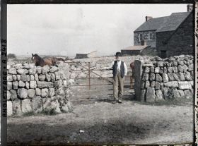 Image représentant Agriculteur devant ses chevaux et sa maison
