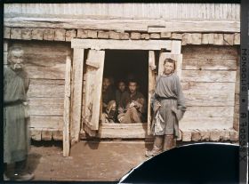 Image représentant Gardiens près d'une cellule ouverte, dans la cour de la prison