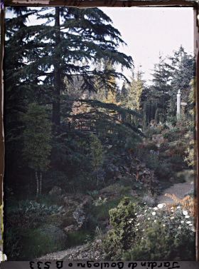Image représentant Chemin du " sanctuaire japonais " menant au sôrintô bordé de rocailles, arbres et bambous