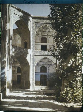 Image représentant La Madreseh Mader-i-Chah, école coranique dite "de la mère du Chah" (1714), loges de la cour