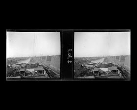 Image représentant Vue du sud-est de la ville, entre Zhengyangmen ("porte Face au Midi"), ou Qianmen ("porte Antérieure"), et Chongwenmen ("porte de la Vénération des Lettres"), ou Hadamen